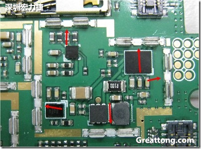 圖中顯示一塊電路板使用這種屏蔽夾(shielding clip)的實(shí)例。基本上我們在彎角的地方都設(shè)計(jì)擺放了一個(gè)屏蔽夾，這樣可以讓作業(yè)員比較方便安裝屏蔽罩(shielding can)時(shí)的對位準(zhǔn)確。然后在其他沒有屏蔽夾的地方也設(shè)計(jì)了一些接地的布線，一來可以稍微提升屏蔽罩的電磁隔絕能力，另一方面也可以為屏蔽夾無效時(shí)，馬上可以更改為屏蔽框，而無需要重新設(shè)計(jì)電路板。