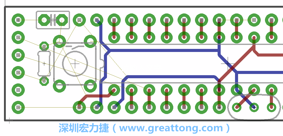 到目前為止，你應(yīng)該只剩下四個部分還未進(jìn)行布線，10K重置上拉電阻器、重置電容和1×6的序列排針。