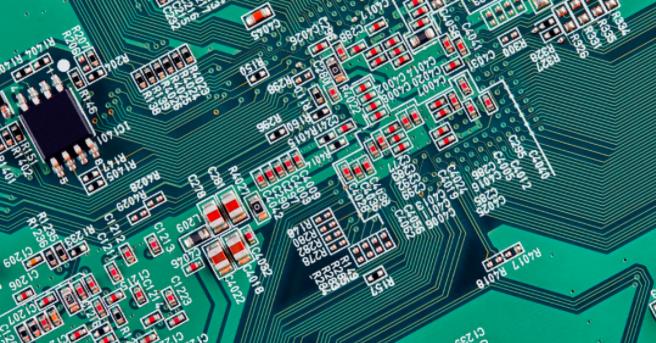 你能在這個復雜的PCB中找到垂直布線嗎？反正我不能